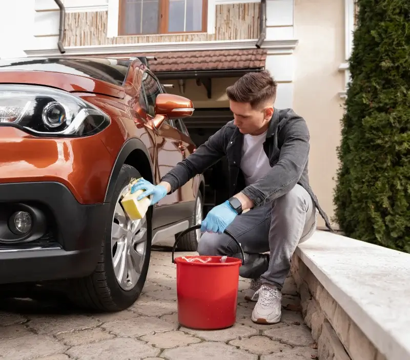 Lavage auto à domicile Saint-Sozy : professionnel intervenant sur un véhicule